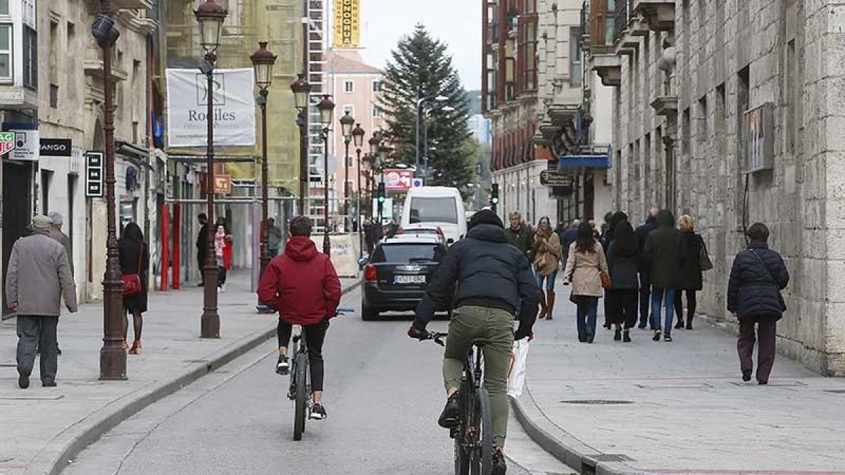 Peatones en las aceras y ciclistas y vehículos por la calzada, ayer, el primer festivo abierto al tráfico.-RAÚL G. OCHOA