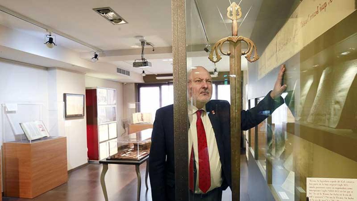 Juanjo García en el interior del Museo del Libro y Museo del Cid.-RAÚL G. OCHOA