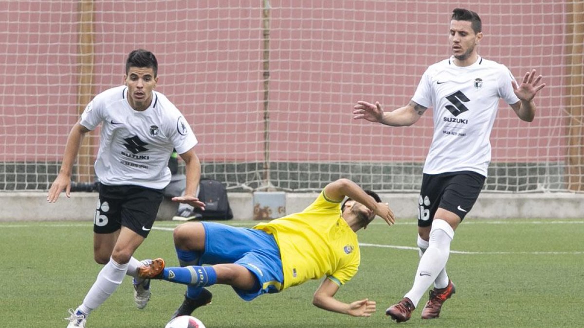 Javi Cantero y Adrián Cruz durante una acción del choque disputado ayer en Gran Canaria.-QUIQUE CURBELO