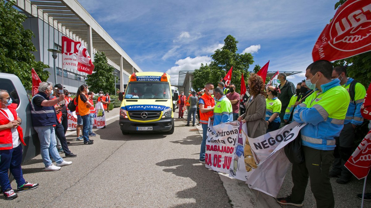 Los trabajadores del transporte de emergencias se manifestaron desde el HUBU hasta la Delegación de la Junta. TOMÁS ALONSO