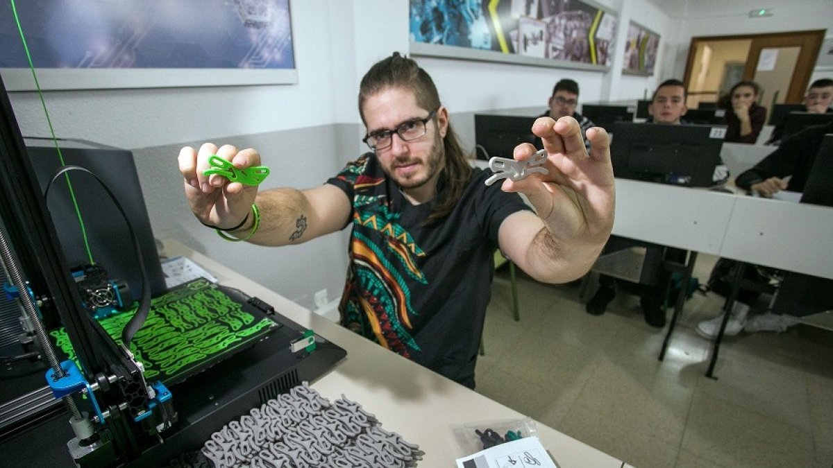 Overland García, presidente de la ONG MH Maker Help, muestra cómo se elaboran torniquetes para Ucrania en el San José Artesano. TOMÁS ALONSO