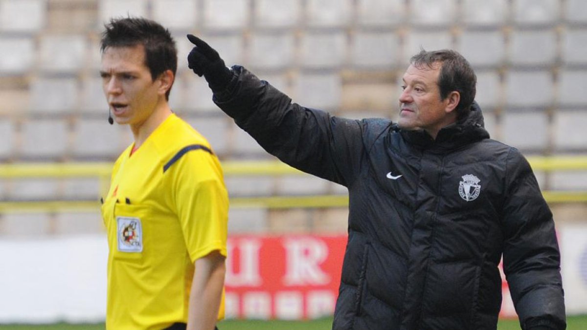Ángel Viadero durante el partido ante el Somozas.-ISRAEL L. MURILLO