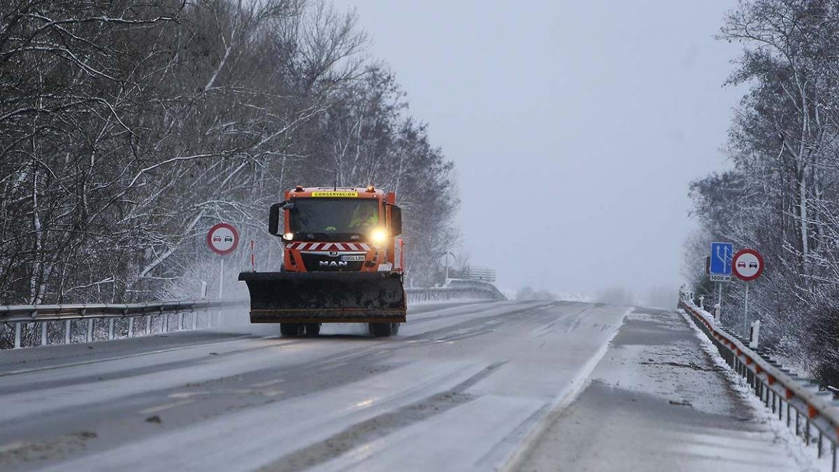 Una máquina quitanieves trabajando en la N-I. ECB