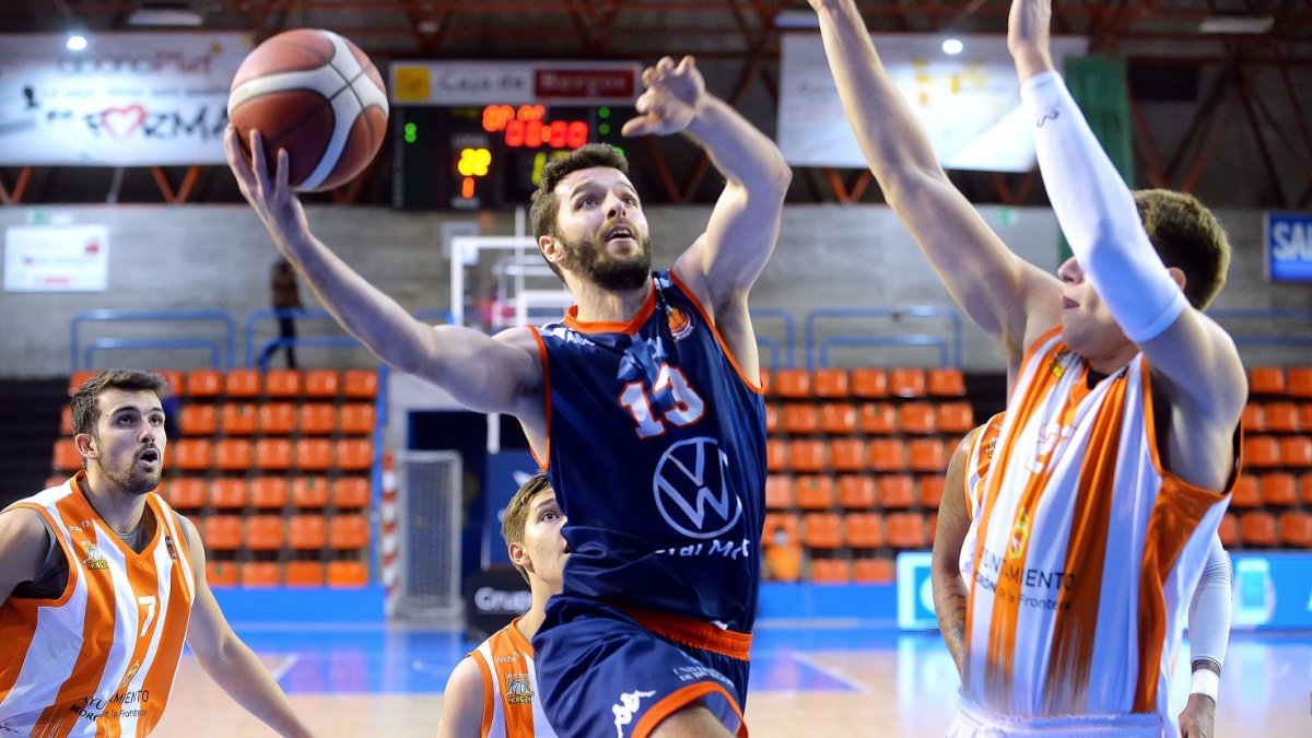Ferrando penetra a canasta. TOMÁS ALONSO