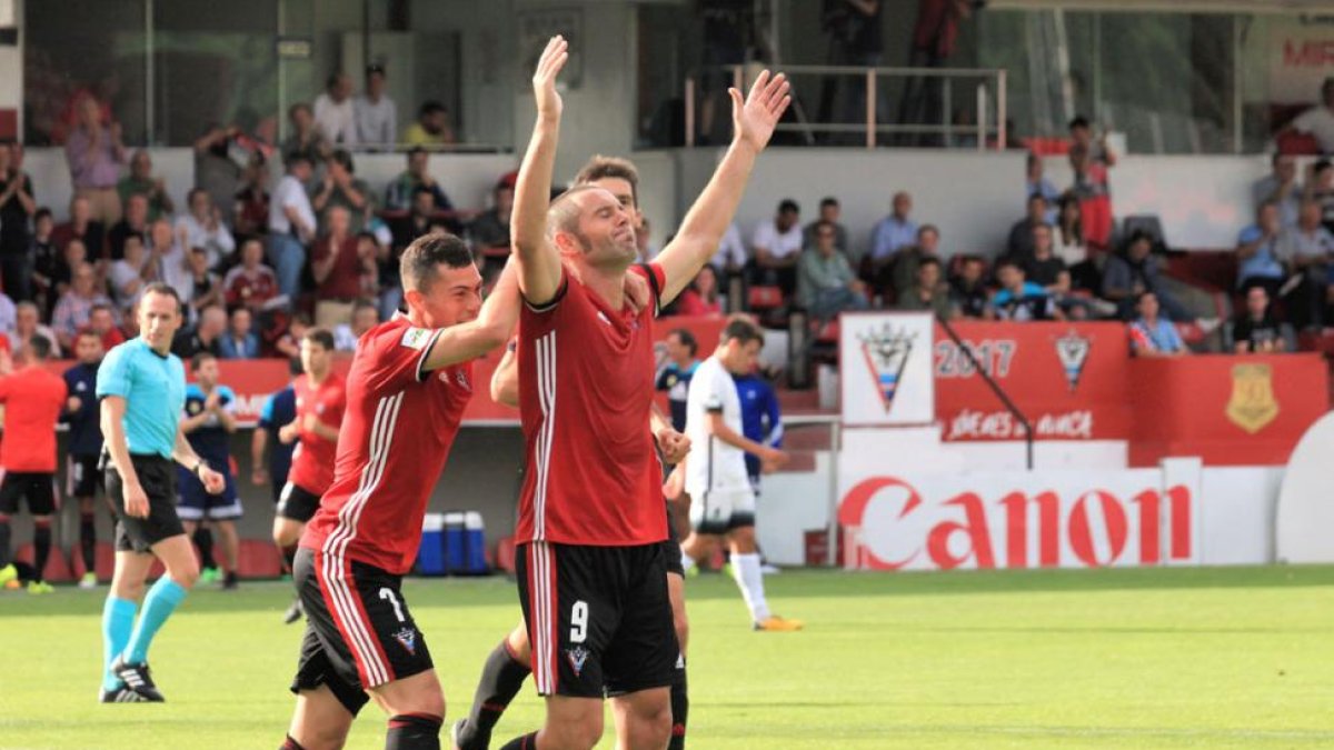 Diego Cervero celebra el gol que le dio la victoria al CD Mirandés ante el Sporting B.-ALFONSO G. MARDONES