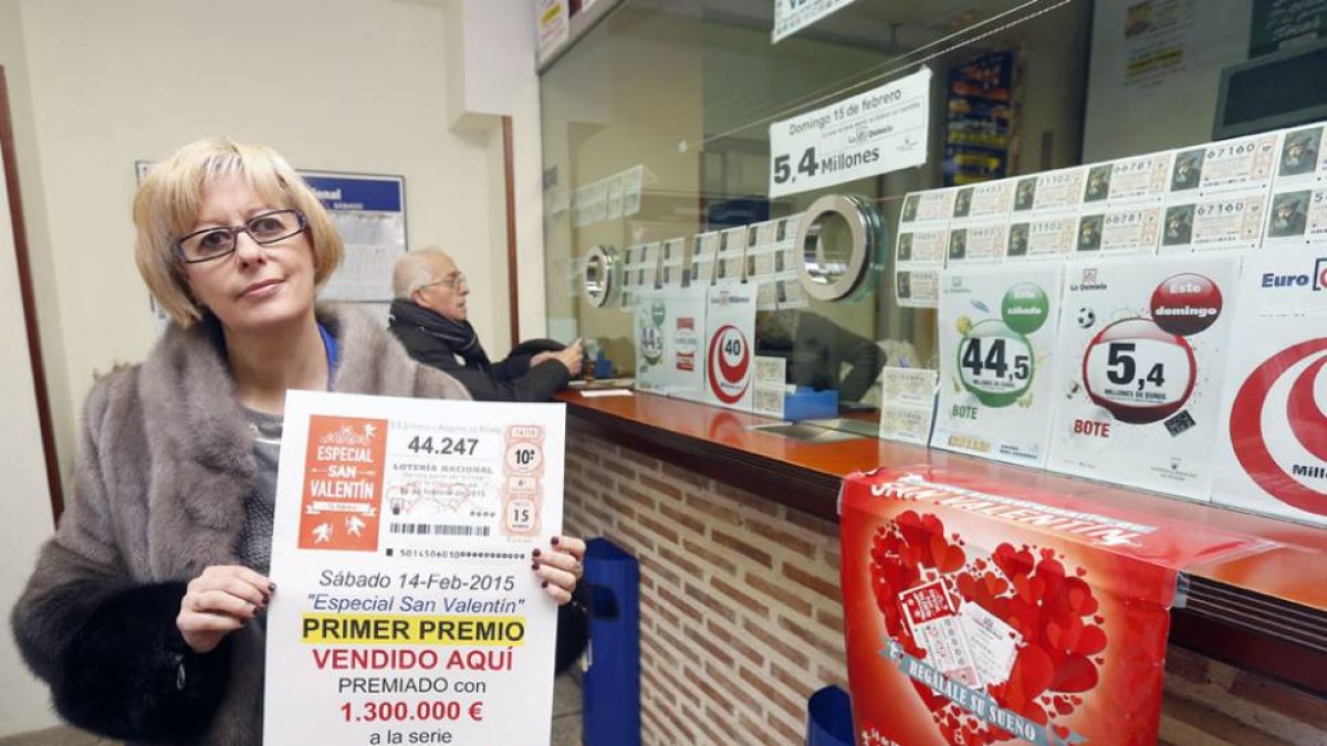 María Ángeles Balbás, titular de ‘El Gato Negro’, con el número que repartirá 130.000 euros al décimo.-RAÚL G. OCHOA