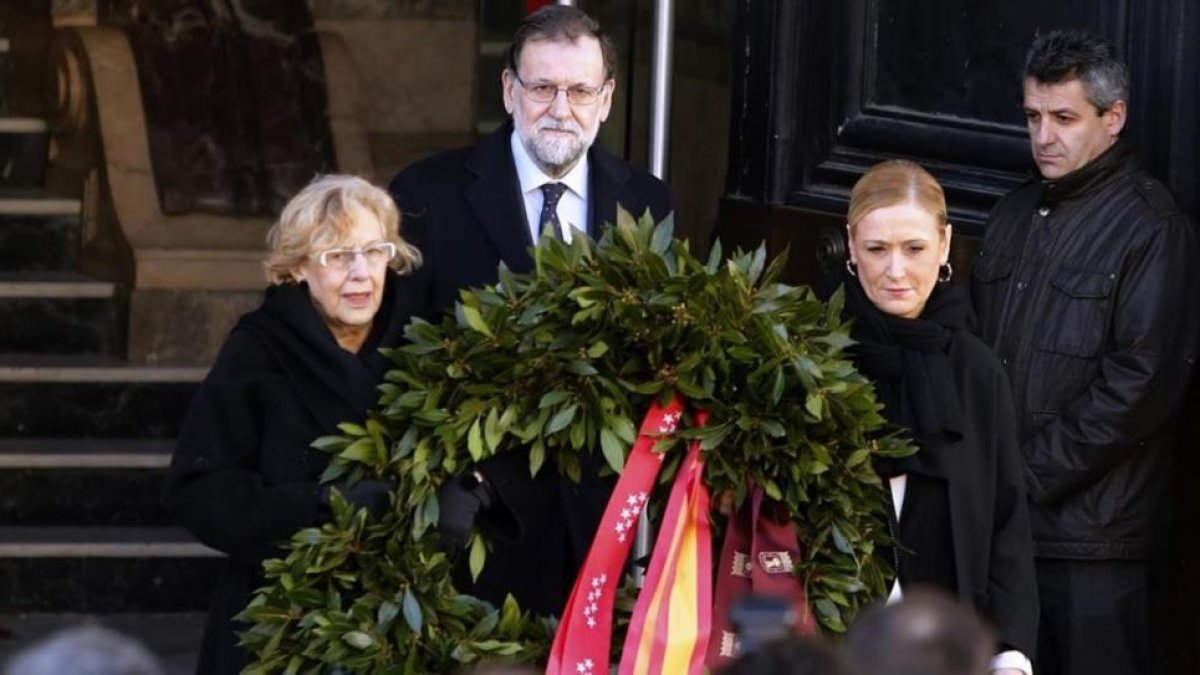 El Presidente del Gobierno en funciones, Mariano Rajoy, junto a Cristina Cifuentes y Manuela Carmena presidiendo el acto en memoria de las víctimas del 11 M-JUAN MANUEL PRATS