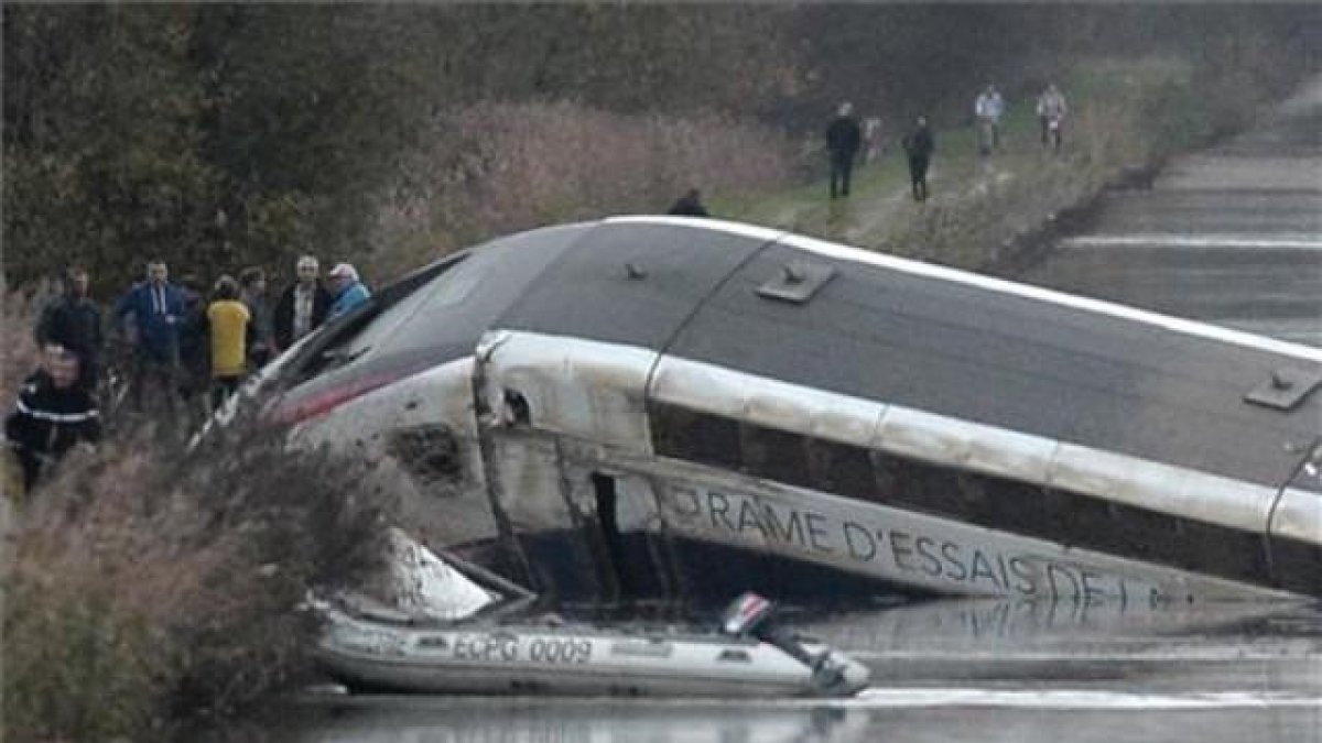 El tren de alta velocidad que ha descarrilado en la Alsacia el día después de los ataques de París.-AFP PHOTO / FREDERICK FLORIN