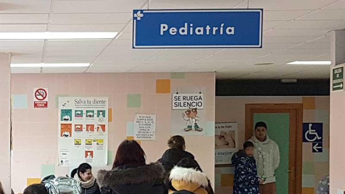 Muchos niños reclaman estos días atención sanitaria por gripe.-L. VELÁZQUEZ