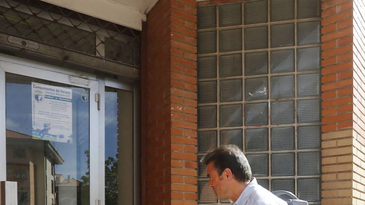 Gonzalo Arconada a su llegada a las oficinas del club.-RAÚL G. OCHOA