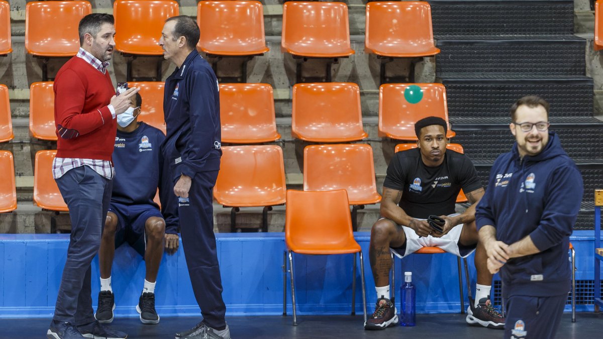 Albano Martínez, director deportivo, charla con Salva Maldonado antes de su primer entrenamiento al frente del Hereda San Pablo, ayer. SANTI OTERO