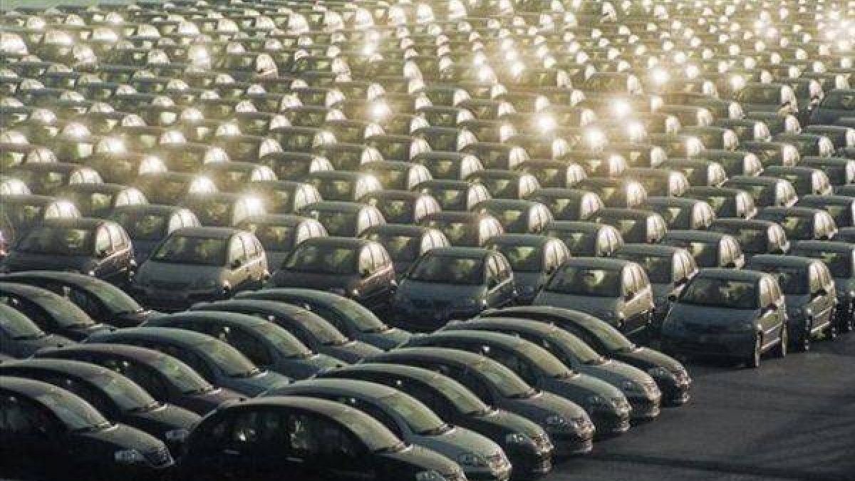 Coches a la espera de su distribución en concesionarios en el puerto de Tarragona.-Foto: ARCHIVO / JOAN PUIG