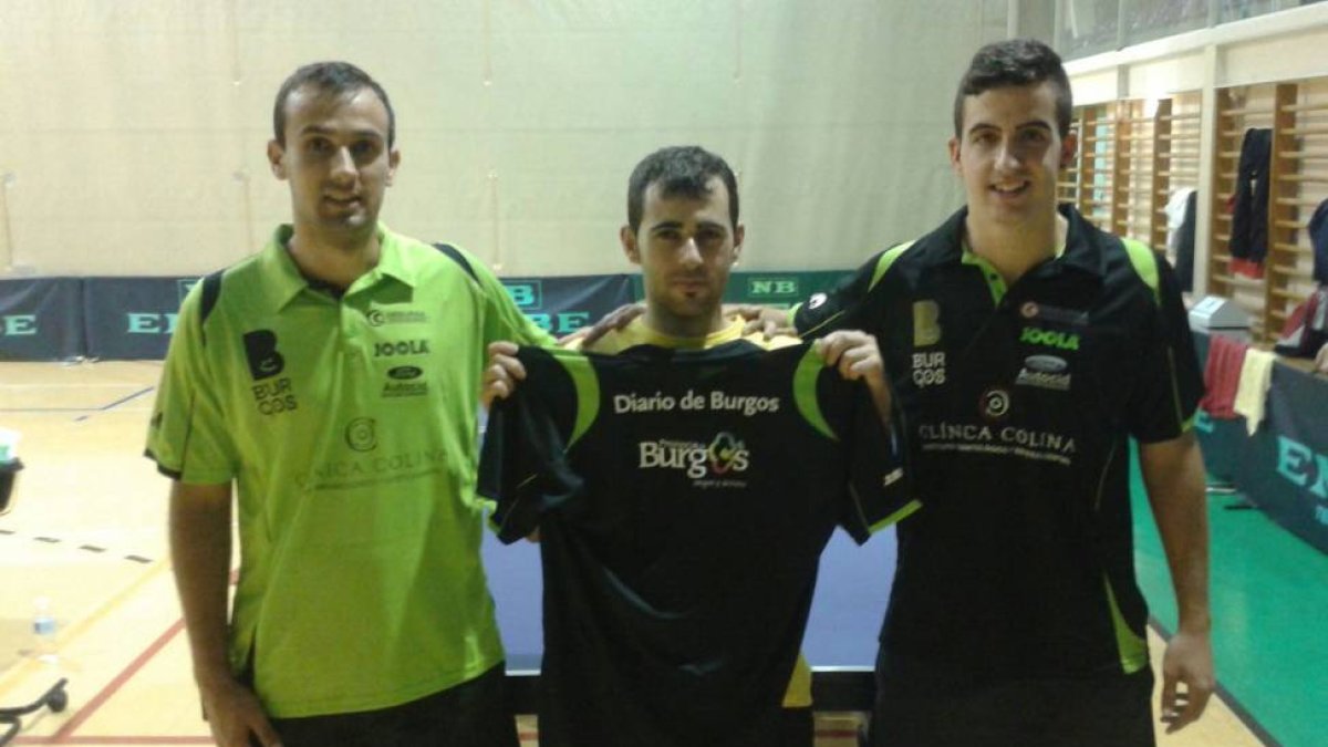 Los componentes del Clínica Colina posan con la camiseta de la nueva temporada.-ECB