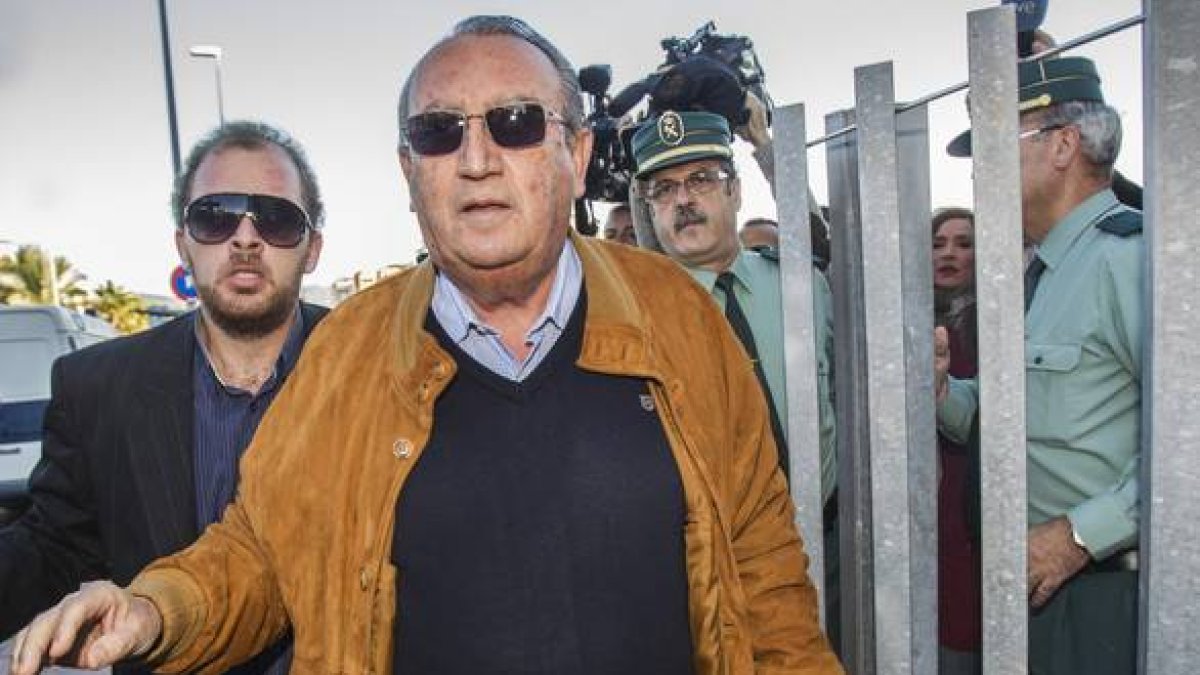MIGUEL LORENZO El expresidente de la Diputación de Castellón y del PP provincial Carlos Fabra a la salida de la Audiencia Provincial el pasado 26 de noviembre.-Miguel Lorenzo.