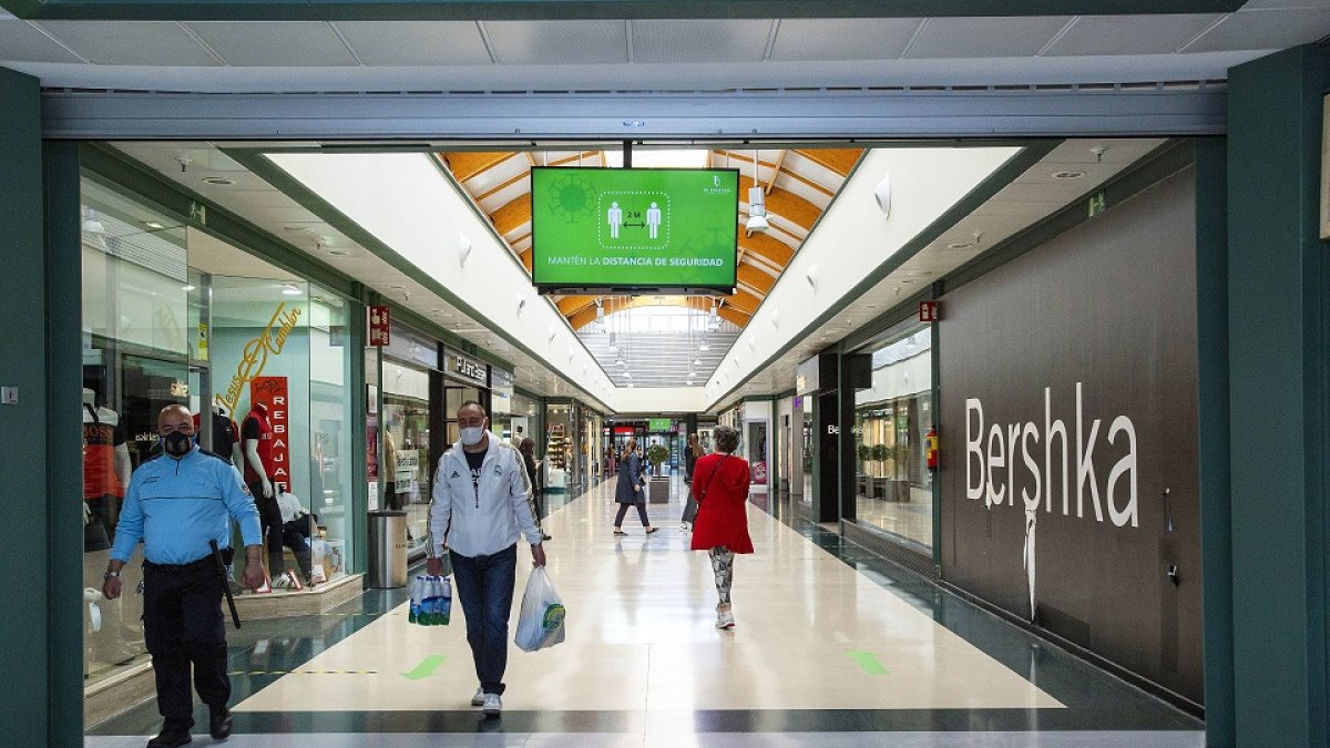 Clientes en un centro comercial en Ávila. Ricardo Muñoz