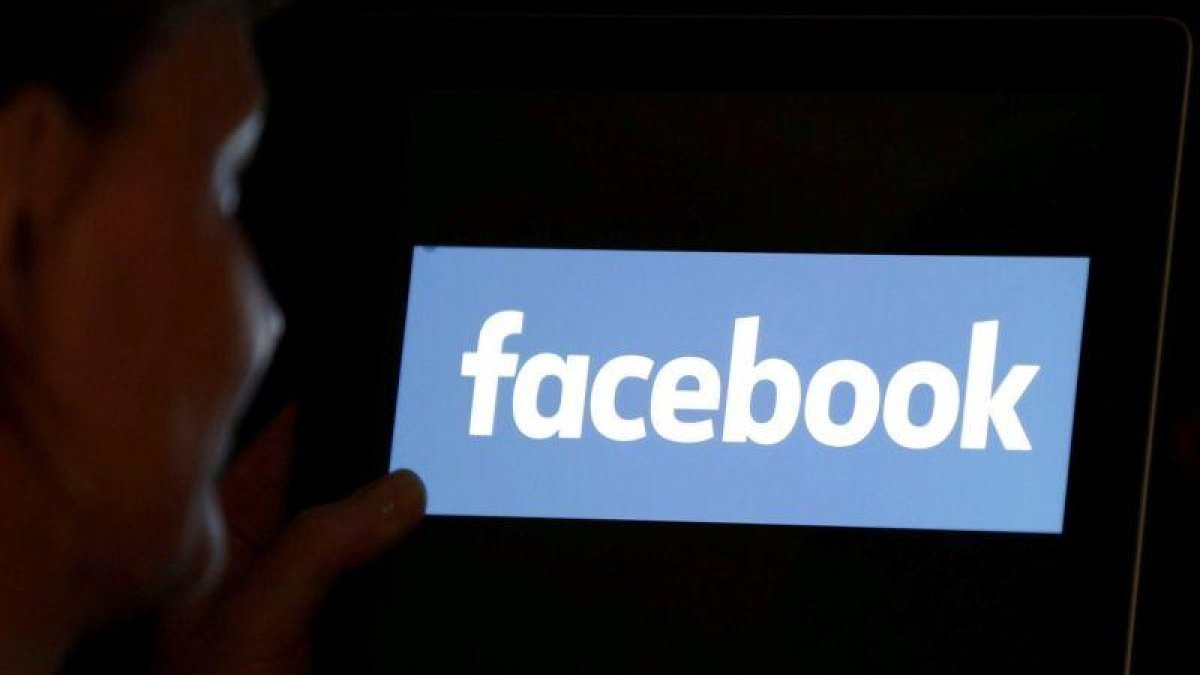 Facebook ha sido protagonista de múltiples escándalos por su gestión de privacidad de datos personales.-REUTERS