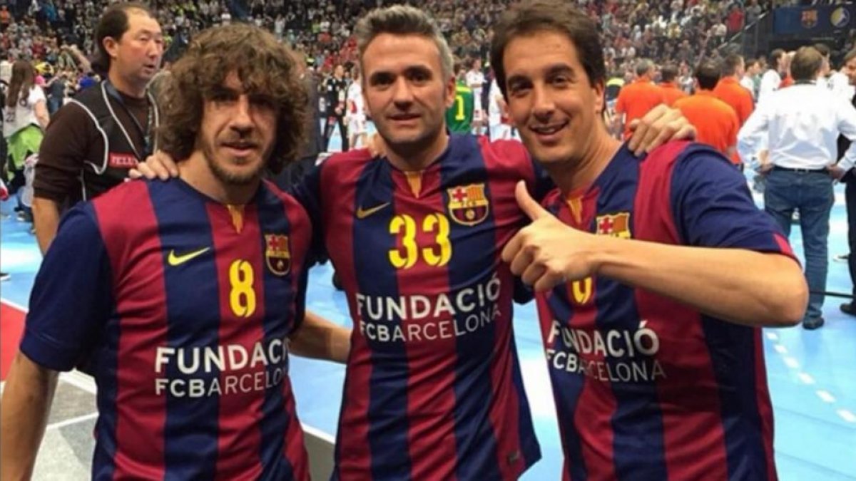 Puyol, junto a su hermano y Xavi, a la derecha, durante un partido de balonmano.-INSTAGRAM
