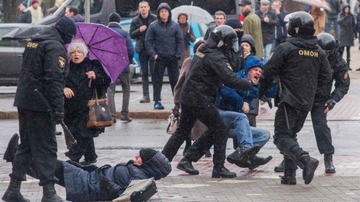 Detención de manifestantes en Minsk.-EFE / EPA / STRINGER