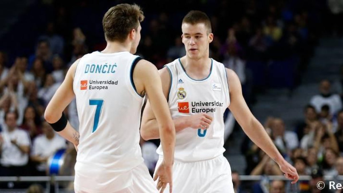 Dino Radoncic dialoga con Luka Doncic durante un encuentro del Real Madrid.-REALMADRID.COM