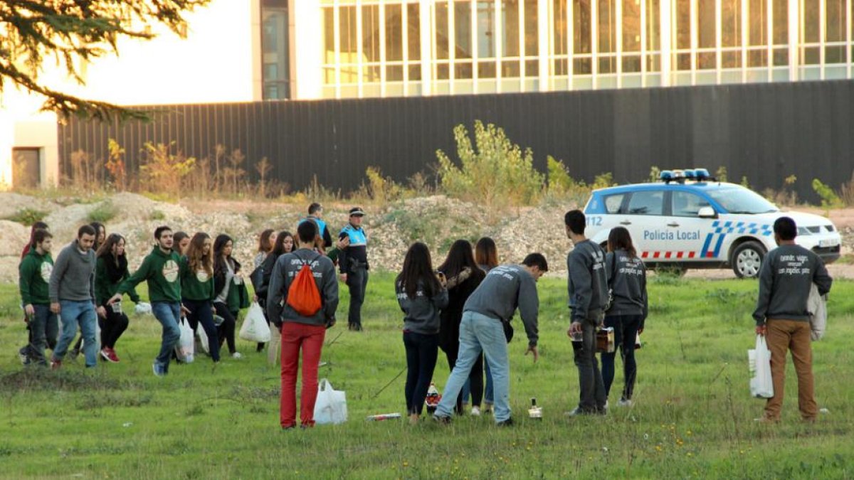 Unos pocos universitarios se instalan a primera hora de la tarde fuera del Parral donde había fuerte presencia policial.-JAIME CARAZO