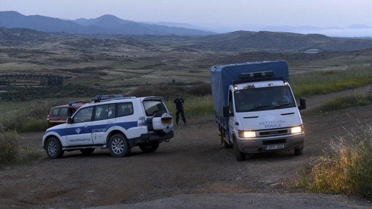 Agentes de policía en la localidad de Orounta, cerca de Nicosia, donde se ha encontrado el cuerpo sin vida de una de las víctimas.-AP