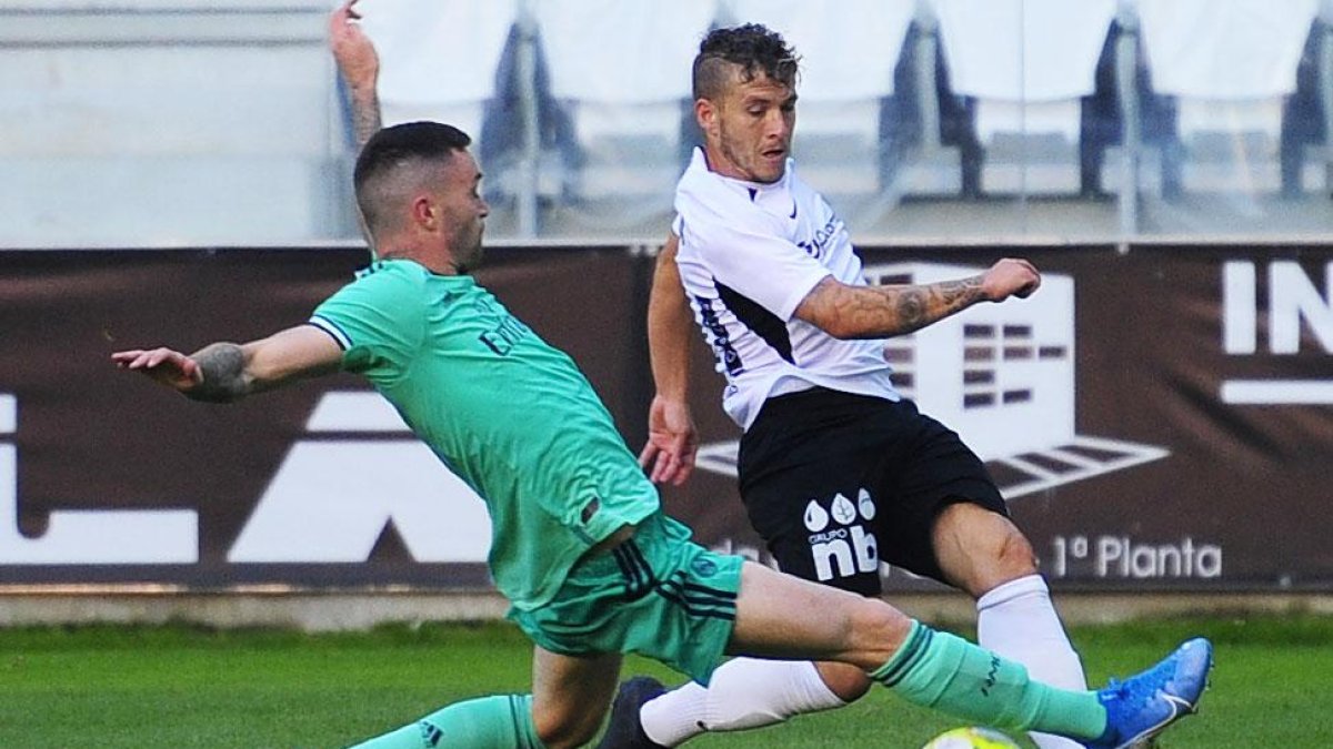 Juanma fuerza el centro en el partido de presentación que enfrentó al Burgos CF con el Castilla.-ISRAEL L. MURILLO