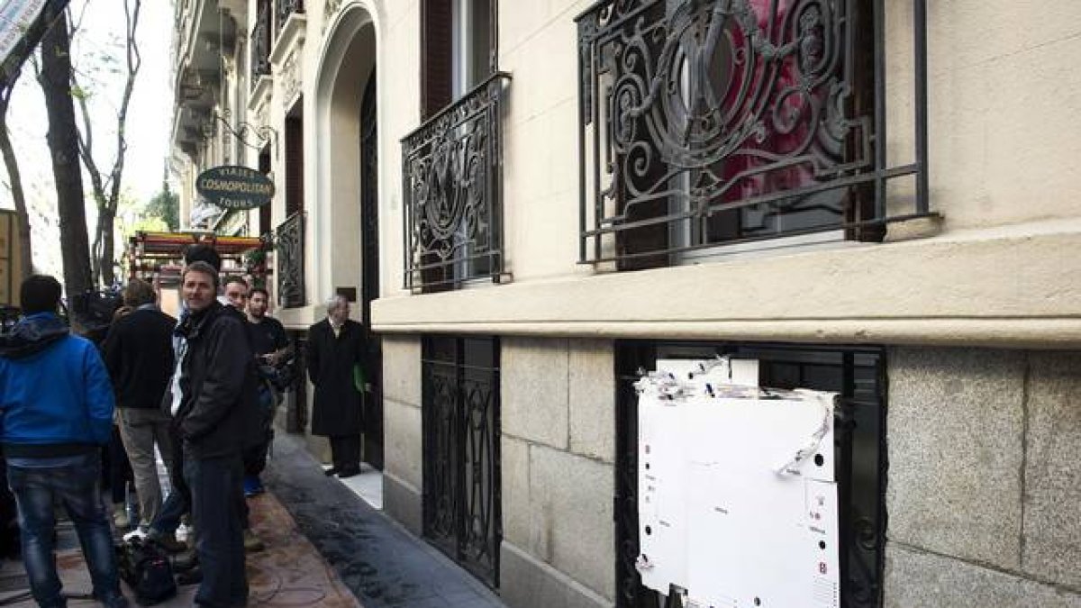 Varios cartones tapan una ventana del despacho de Rato, en la calle Castelló de Madrid.-Foto: EFE / LUCA PIERGIOVANNI