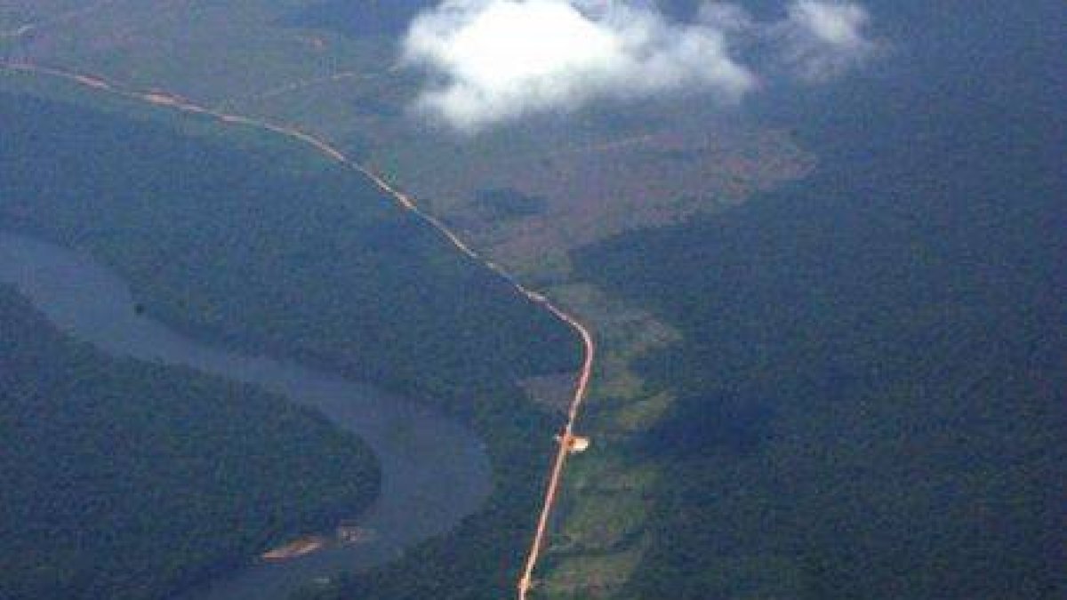 Vista aérea de la selva amazónica, que muestra la deforestación a lo largo de ambos lados de la carretera Trans-Amazónica.-Foto: STRINGER / REUTERS