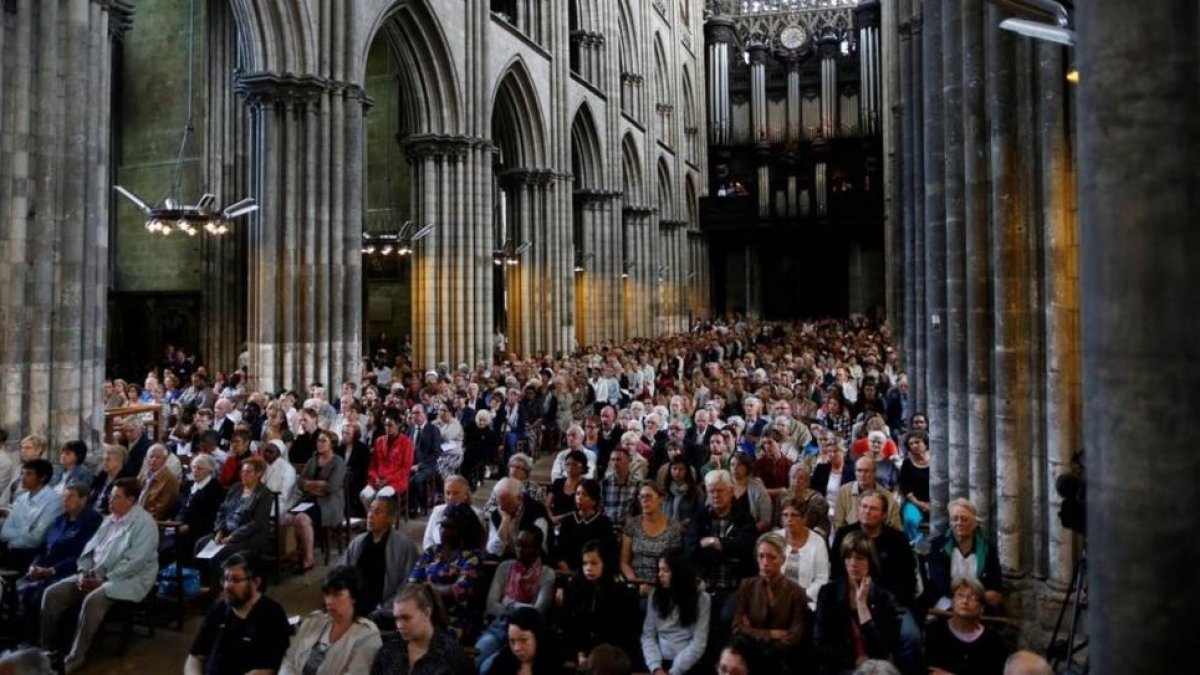 Panorámica del interior de la catedral de Rouen, durante la misa en memoria del sacerdote Jacques Hamel, este domingo.-AFP / CHARLY TRIBALLEAU