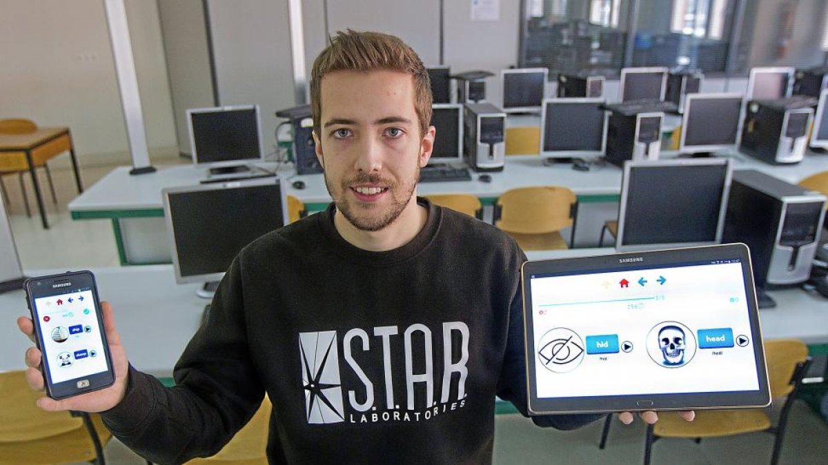 Cristian Tejedor muestra su aplicación en el Edificio de Tecnologías de la Información y las Comunicaciones de la Universidad de Valladolid.-J. M. LOSTAU