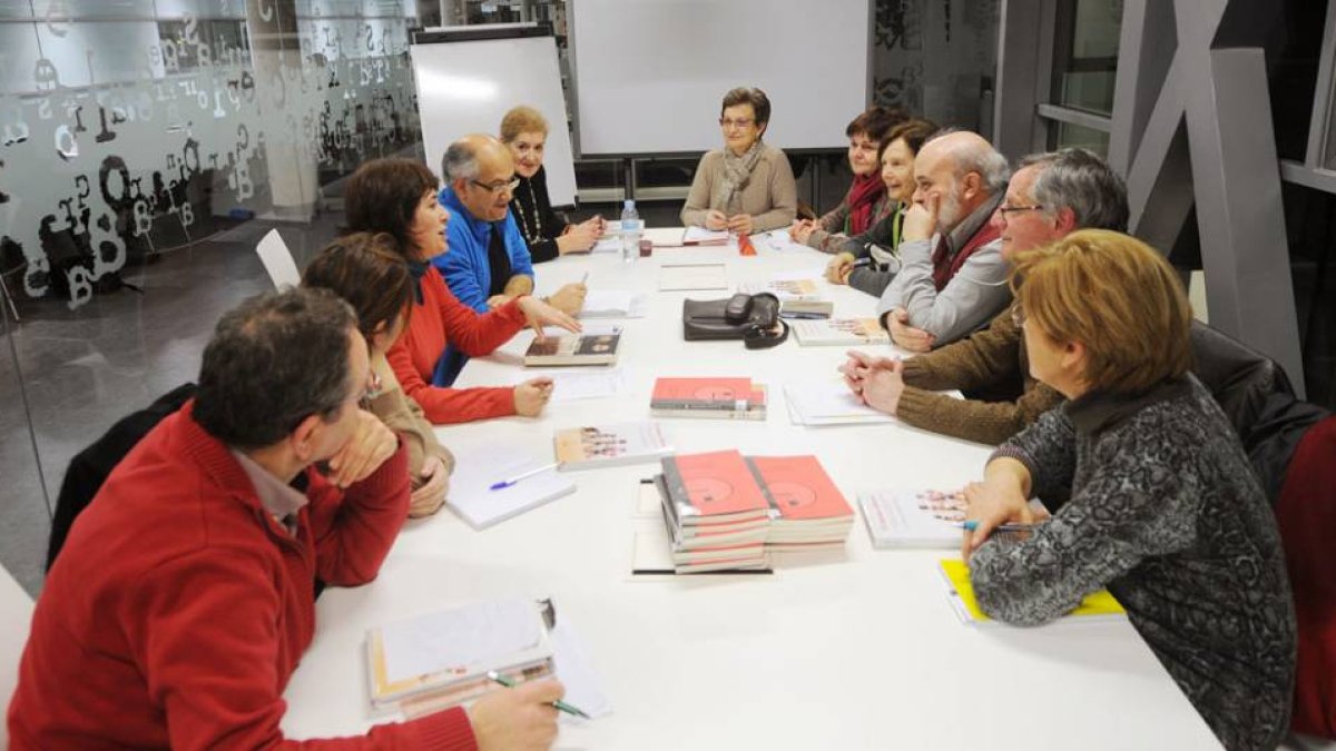 El club de lectura de ensayo se da en la Biblioteca Pública.-Israel L. Murillo