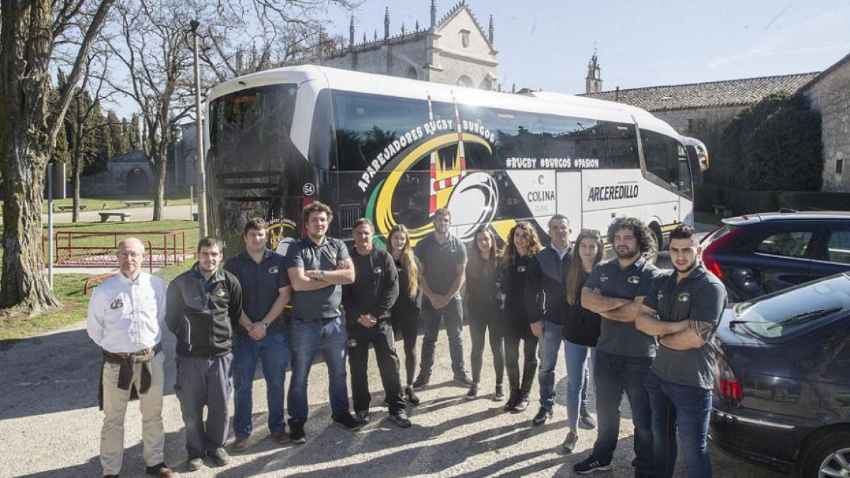 El Aparejadores RC presentó ayer en la Cartuja de Miraflores el autobús personalizado con su escudo y colores,-ISRAEL L. MURILLO