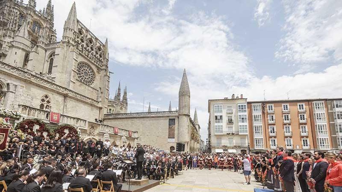 Los miembros de la Corporación, frente a frente con los coralistas, interpretando el Himno.-SANTI OTERO