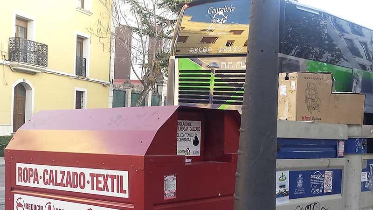 Uno de los contenedores habilitados para la recogida de ropa y calzado textil.-L. V.