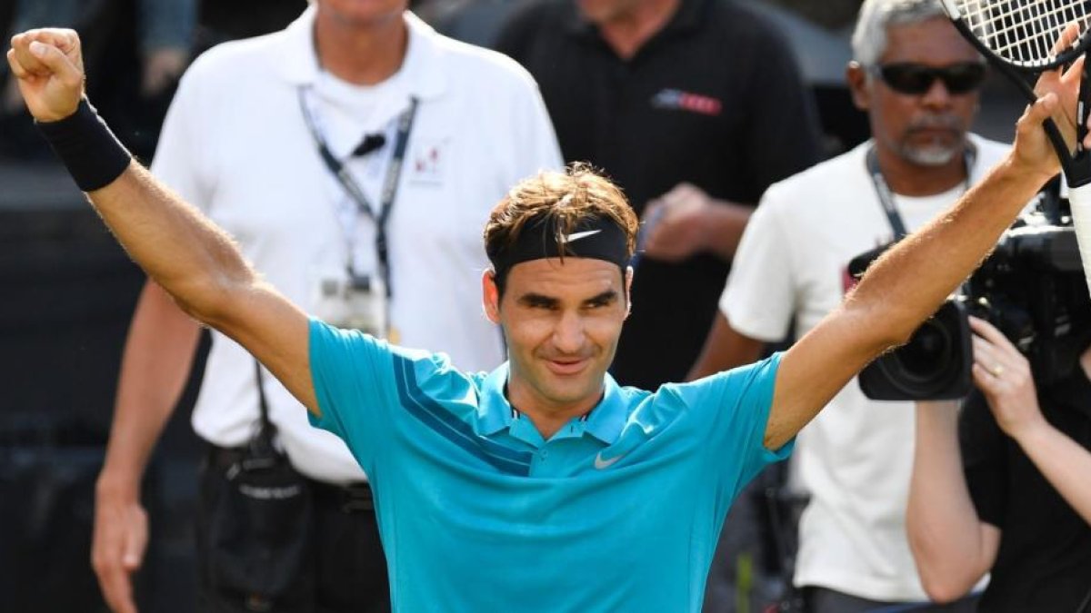 Roger Federer celebra su victoria en Stuttgart.-/ THOMAS KIENZLE (AFP)