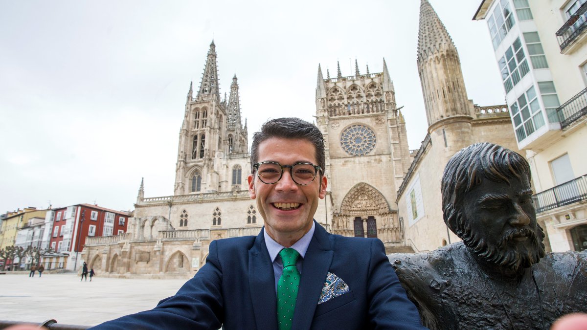El director de la Oficina de Congresos, Javier Peña, a escasos metros de la Catedral. TOMÁS ALONSO