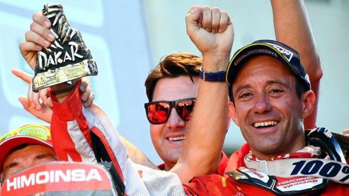 El catalán Gerard Farrés (KTM), con su trofeo de tercer clasificado en el Dakar.-AFP / FRANCK FIFE