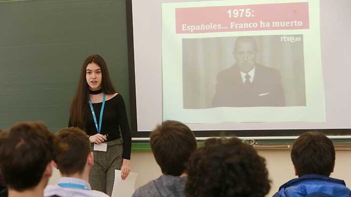 Andrea Santamaria inicia su intervención sobre la evolución del PSOE en la Transición ante al resto de compañeros.-RAÚL G. OCHOA