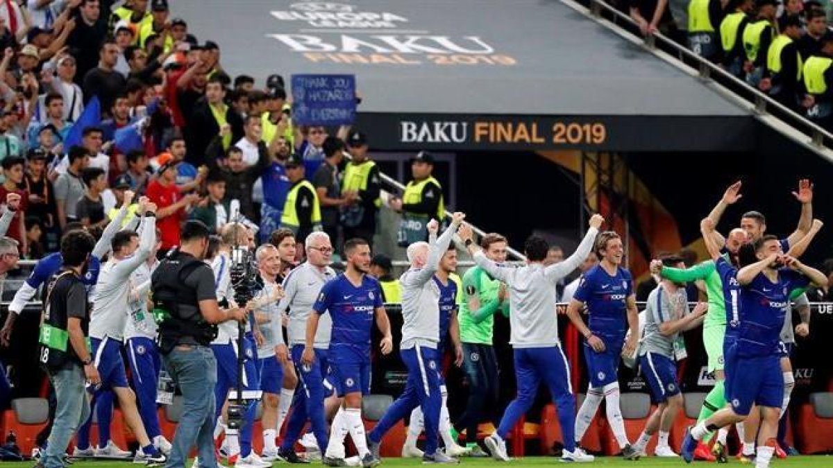 Los jugadores del Chelsea celebran su triunfo.-EFE / MAXIM SHIPENKOV