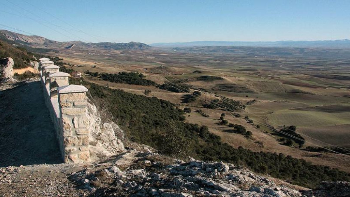 Los mil metros de altitud de el Portillo de Busto ofrecen una enorme vista de la cuenca burebana.-G.G.