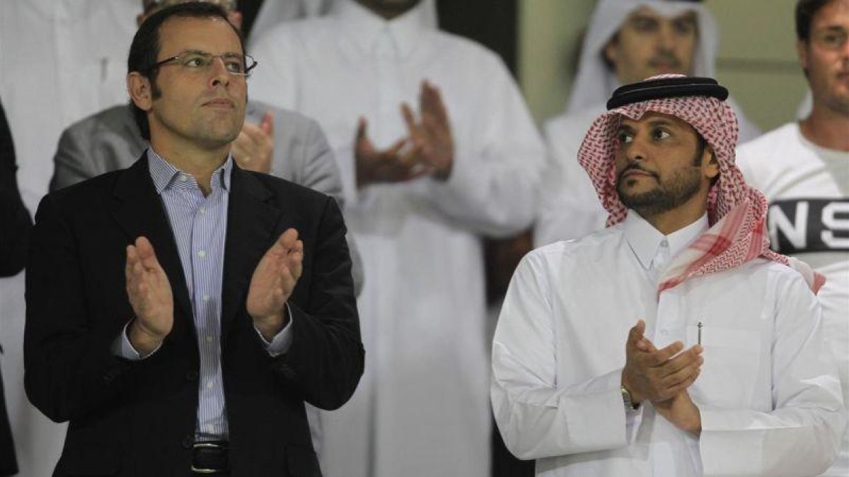 Rosell, en noviembre del 2011, con el jeque catarí Saud bin Abdul Rahman Al-Thani.-AFP / KARIM JAAFAR