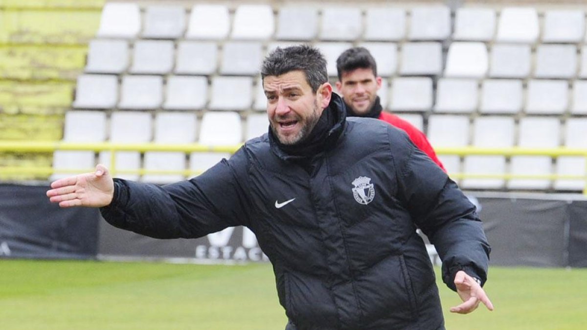 Estévez da instrucciones a sus jugadores durante un entrenamiento.-ISRAEL L. MURILLO