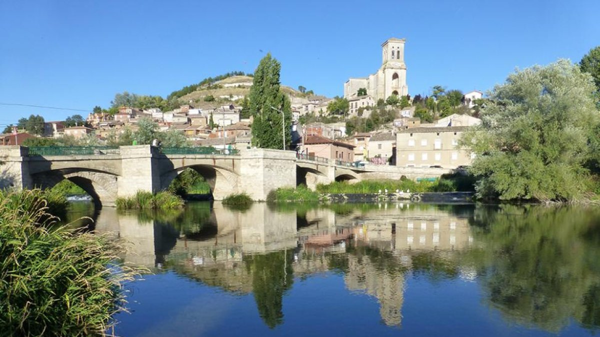 Imagen de la localidad de Pampliega desde el puente que se encuentra a la entrada del municipio.-