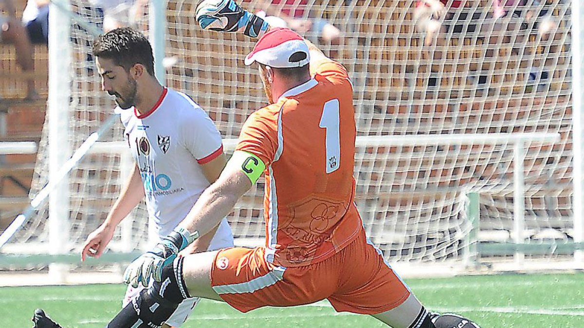 Guti regatea a Chema en una buena acción del Atrio Bupolsa en el derbi provincial ante el Briviesca-Israel L. Murillo