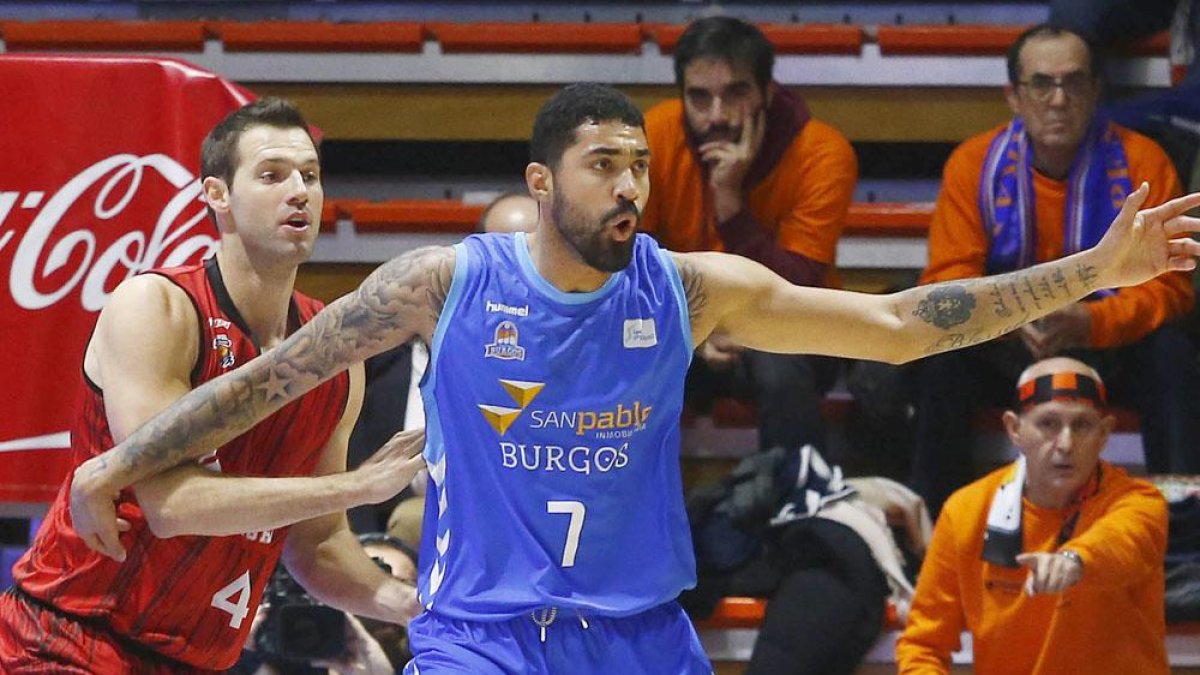 Lima defiende a un jugador de Fuenlabrada la pasada temporada-ACB PHOTO