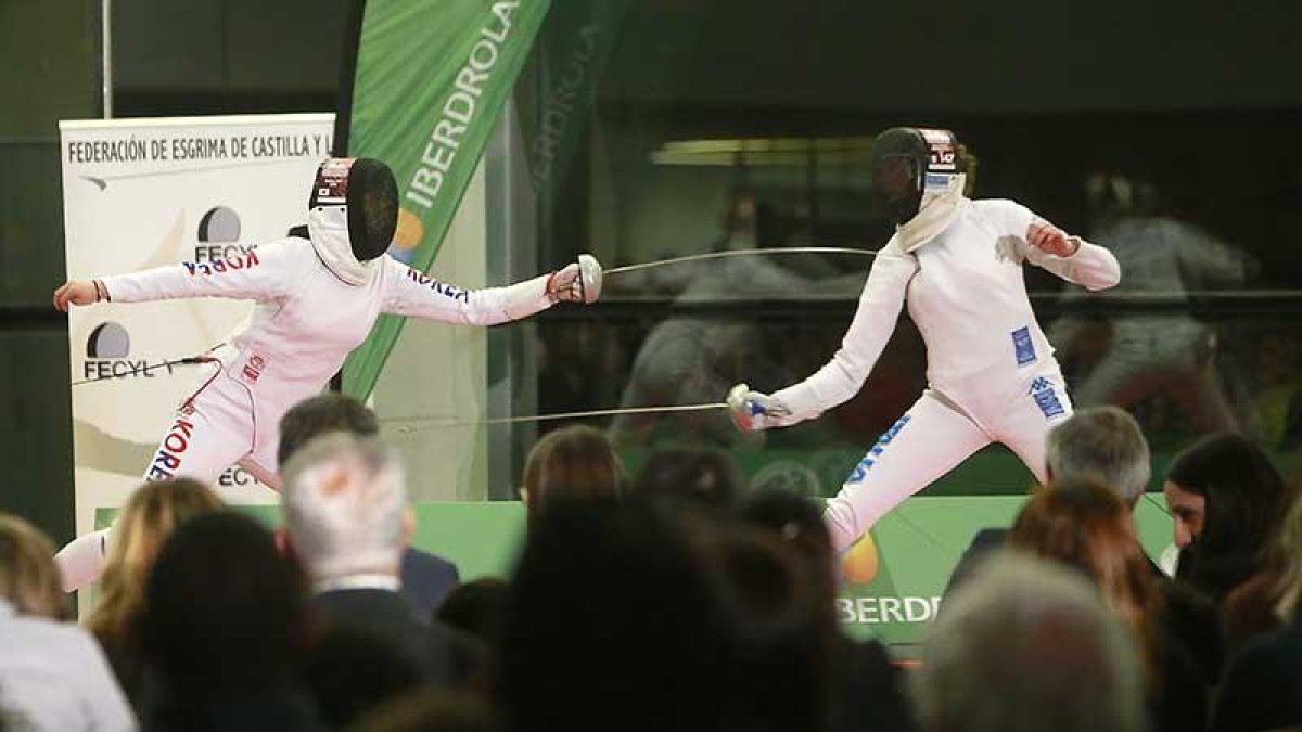 Dos tiradoras en pleno asalto en las semfinales de la competición individual en el Forum Evolución-Raúl G. Ochoa