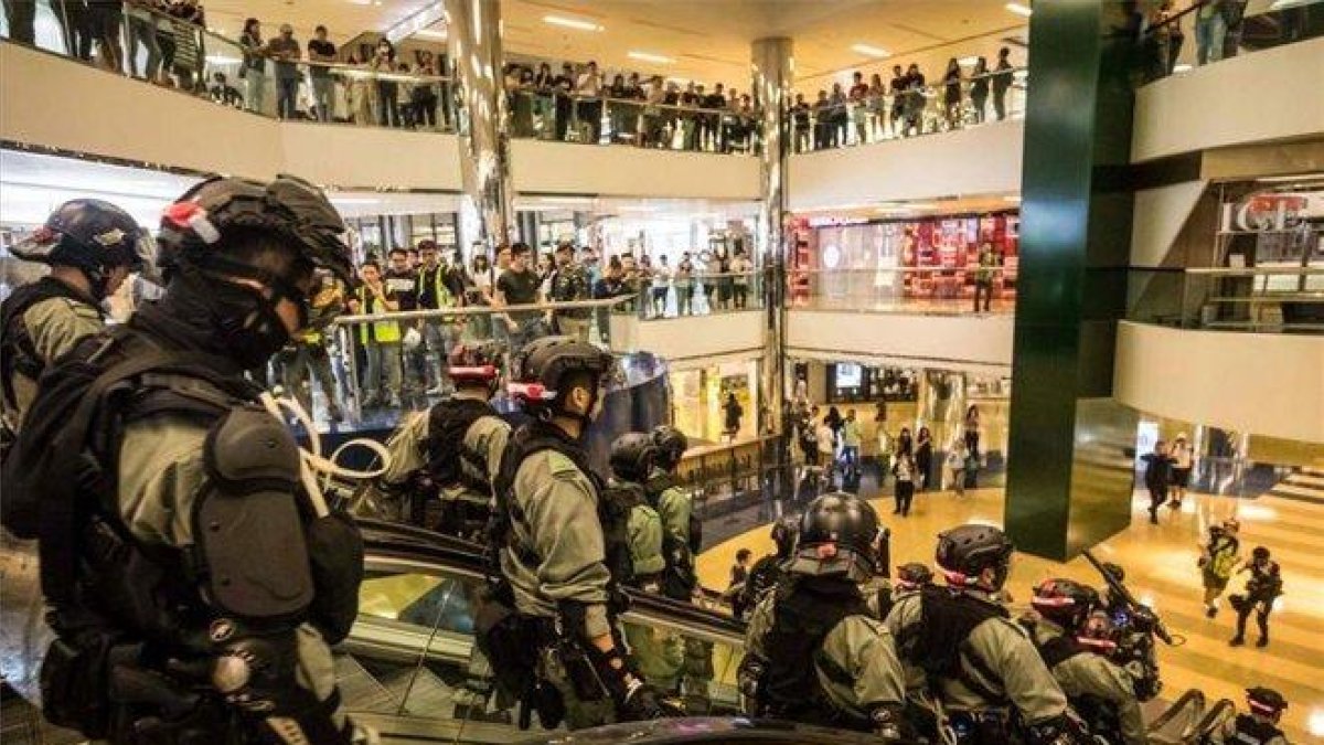 La policía de Hong Kong durante un operativo en un centro comercial.-AFP