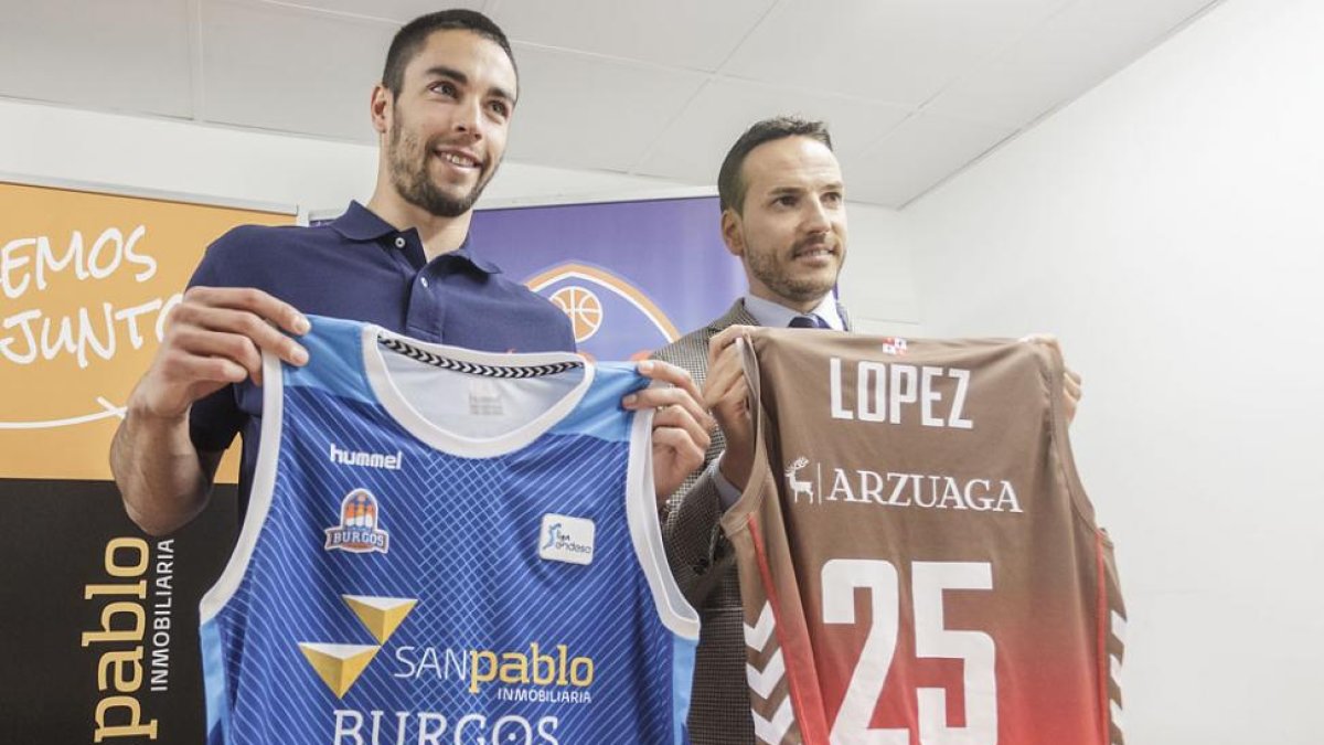 Álex López y Félix Sancho posan juntos tras rubricar la renovación, ayer.-SANTI OTERO