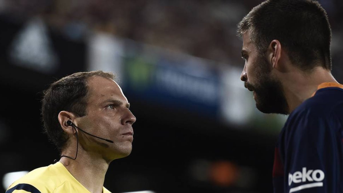 El central azulgrana es expulsado con roja directa tras insultar a uno de los asistentes del árbitro en la Supercopa de España.-Foto: AFP