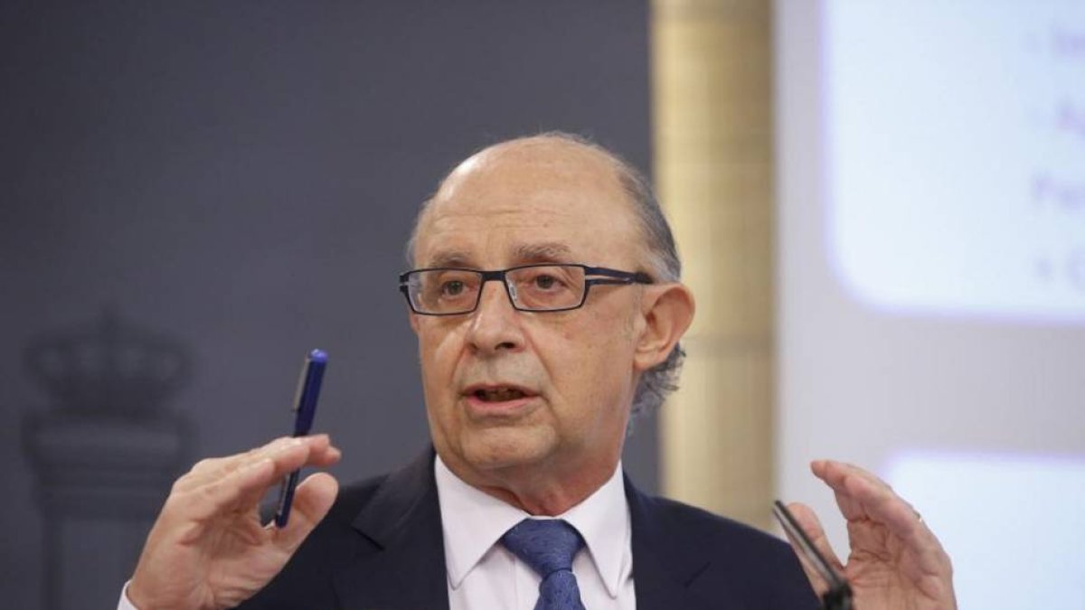 El ministro de Hacienda, Cristóbal Montoro, en una comparecencia ante los medios de comunicación.-Alberto Di Lolli.